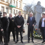 біля памятника Шевченку